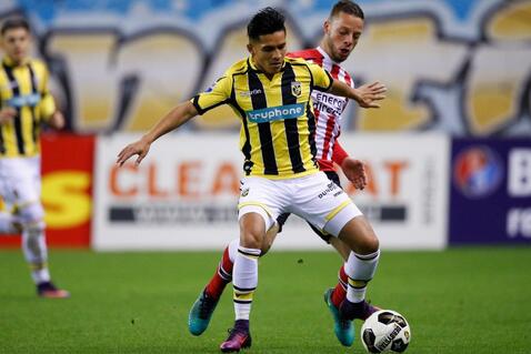 两人在场上 两人在场上